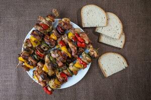 grillé Viande brochettes avec des légumes et pain photo