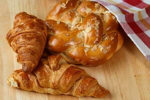 savoureux des croissants et des pâtisseries sur en bois Contexte photo