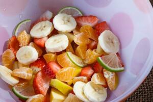 bol de en bonne santé coloré fruit salade photo