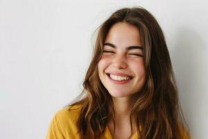 ai généré asiatique femme un clin d'oeil à caméra souriant joyeux permanent blanc mur photo