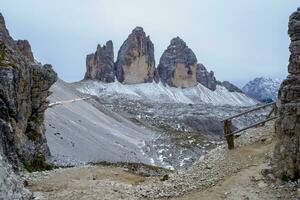 vue de célèbre tre cime pics dans tre cime di lavaredo nationale parc, Dolomiti Alpes, Sud Tyrol, Italie photo