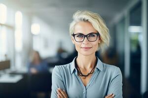 ai généré portrait de réussi et content femme d'affaires, Bureau ouvrier souriant et à la recherche à caméra avec franchi bras, travail à l'intérieur moderne bureau. photo