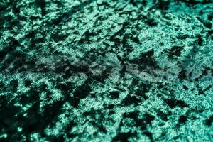 flocon de neige en forme de confettis sur vert velours. Noël Contexte. photo