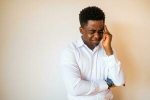 portrait de Jeune homme d'affaire qui est fatigué et ayant mal de tête. photo