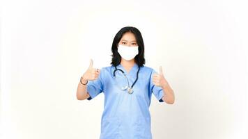 Jeune asiatique femelle médecin portant médical masque recommandation isolé sur blanc Contexte photo
