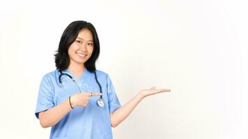 Jeune asiatique femelle médecin montrer du doigt copie espace sur paume main isolé sur blanc Contexte photo