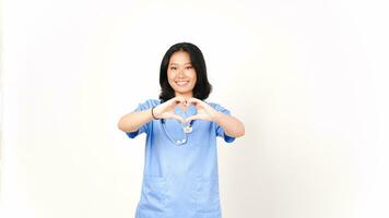 Jeune asiatique femelle médecin montrant l'amour signe isolé sur blanc Contexte photo