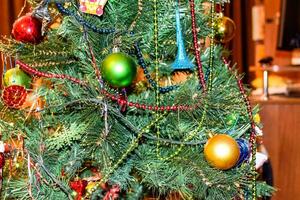 décorations Nouveau année arbre. clinquant et jouets, des balles et autre décorations sur le Noël Noël arbre permanent dans le ouvert air. photo