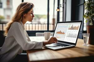 ai généré côté vue de Jeune femme d'affaires en utilisant portable tandis que séance à le table dans café, affaires femme séance de face portable ordinateur avec financier graphiques et statistiques sur surveiller les affaires photo