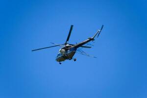 une hélicoptère de agricole aviation est en volant dans le bleu ciel. photo