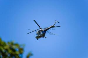 une hélicoptère de agricole aviation est en volant dans le bleu ciel. photo