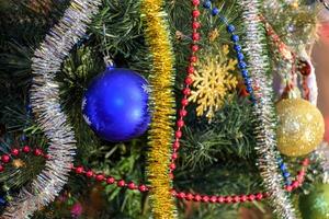 Noël jouets et ornements sur le Noël arbre photo