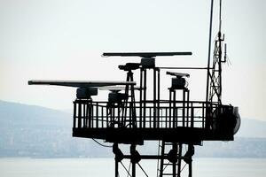 tournant antennes de une militaire radio station sur la tour. photo