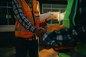 équipe construction ou ingénierie groupe et ouvrier. travail en équipe et détermination à réussir. sécurité difficile chapeau à prévenir accident tandis que travail transport et récipient équipe. concept redémarrer et Nouveau Ordinaire photo