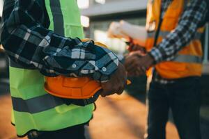 équipe construction ou ingénierie groupe et ouvrier. travail en équipe et détermination à réussir. sécurité difficile chapeau à prévenir accident tandis que travail transport et récipient équipe. concept redémarrer et Nouveau Ordinaire photo