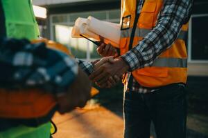 équipe construction ou ingénierie groupe et ouvrier. travail en équipe et détermination à réussir. sécurité difficile chapeau à prévenir accident tandis que travail transport et récipient équipe. concept redémarrer et Nouveau Ordinaire photo