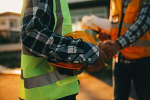 équipe construction ou ingénierie groupe et ouvrier. travail en équipe et détermination à réussir. sécurité difficile chapeau à prévenir accident tandis que travail transport et récipient équipe. concept redémarrer et Nouveau Ordinaire photo