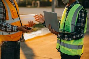 équipe construction ou ingénierie groupe et ouvrier. travail en équipe et détermination à réussir. sécurité difficile chapeau à prévenir accident tandis que travail transport et récipient équipe. concept redémarrer et Nouveau Ordinaire photo