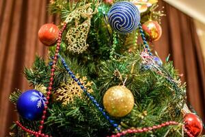 décorations Nouveau année arbre. clinquant et jouets, des balles et autre décorations sur le Noël Noël arbre permanent dans le ouvert air. photo