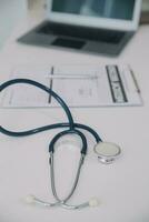 stéthoscope pour médecin vérification sur santé médical laboratoire table Contexte photo