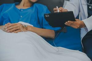 asiatique médecin faire routine santé vérifier avec patient dans hôpital quartier photo