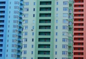 les fenêtres et balcons de Nouveau Résidentiel bâtiments photo