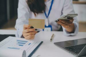 femmes en portant crédit carte et en utilisant les smartphones à maison.en ligne achats, l'Internet bancaire, boutique en ligne, paiement, dépenses argent, commerce électronique Paiement à le magasin, crédit carte, concept photo