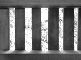 photo de le air évents dans mon de grand-mère loger, noir et blanc, similaire à le ventilation dans une prison