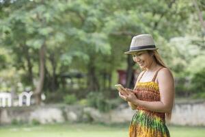 main de femme tenant un téléphone portable, un smartphone écrit un message de conversation. photo