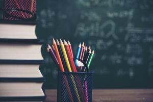 papeterie scolaire sur table en bois photo