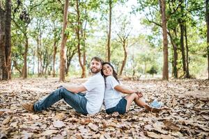 heureux couple souriant diversité dans l'amour moment ensemble photo