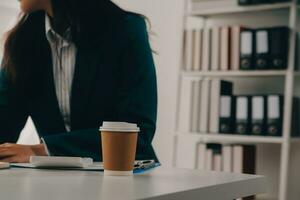 en pensant à propos Comment à prendre le affaires à technologique hauteurs. tondu coup de un attrayant Jeune femme d'affaires travail dans sa bureau. photo