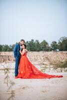 la mariée asiatique et le marié caucasien ont un moment romantique et sont heureux ensemble photo