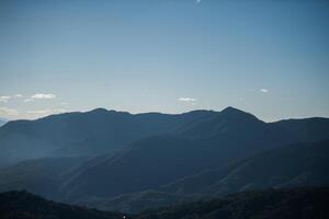 chaîne de montagnes le matin, montagne de couche de silhouette photo