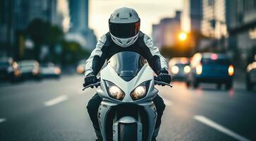 ai généré fermer de motard sur le rue, moto sur le rue, cycliste avec casque photo