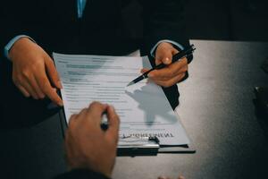 client un service bien coopération, consultation entre une homme d'affaire et Masculin avocat ou juge consulter ayant équipe réunion avec client, loi et légal prestations de service concept. photo