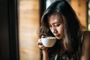 portrait, femme asiatique, sourire, se détendre, dans, café-restaurant, café photo