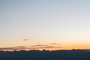 chaîne de montagnes le matin, montagne de couche de silhouette photo