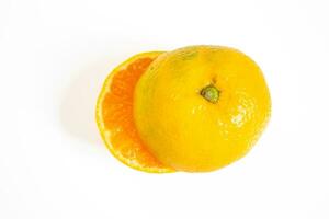 tranché mandarine isolé sur une blanc Contexte. Haut voir. photo