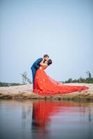 la mariée asiatique et le marié caucasien ont un moment romantique et sont heureux ensemble photo