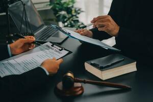 client un service bien coopération, consultation entre une homme d'affaire et Masculin avocat ou juge consulter ayant équipe réunion avec client, loi et légal prestations de service concept. photo