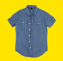 bouton chemise sur Jaune Contexte photo