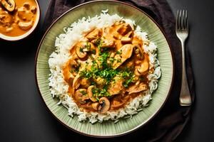 ai généré riz avec poulet et champignon sauce, nourriture et régime, comme repas pour le déjeuner ou dîner, savoureux recette, post-traité, génératif ai photo