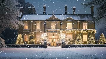 ai généré Noël dans le campagne manoir, Anglais pays maison Manoir décoré pour vacances sur une neigeux hiver soir avec neige et vacances lumières, joyeux Noël et content vacances photo