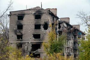 détruit et brûlé Maisons dans le ville Russie Ukraine guerre photo