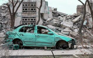 endommagé et pillé voitures dans une ville dans Ukraine pendant le guerre photo