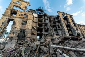 détruit et brûlé Maisons dans le ville pendant le guerre dans Ukraine photo