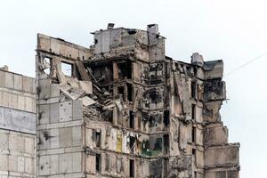 détruit et brûlé Maisons dans le ville Russie Ukraine guerre photo