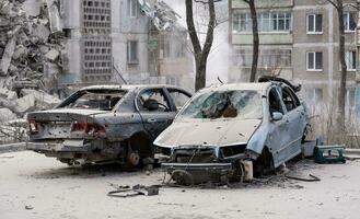 endommagé et pillé voitures dans une ville dans Ukraine pendant le guerre photo