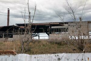 détruit bâtiments de le atelier de le azovstal plante dans mariupol Ukraine photo